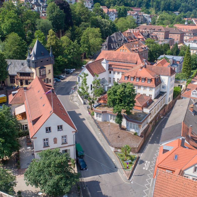 Luftbild des Dokumentations- und Kulturzentrums Deutscher Sinti und Roma in Heidelberg. Das Gebäude befindet sich auf einem spitz zum Betrachter zulaufenden Gelände. - zur Website des Dokuzentrums
